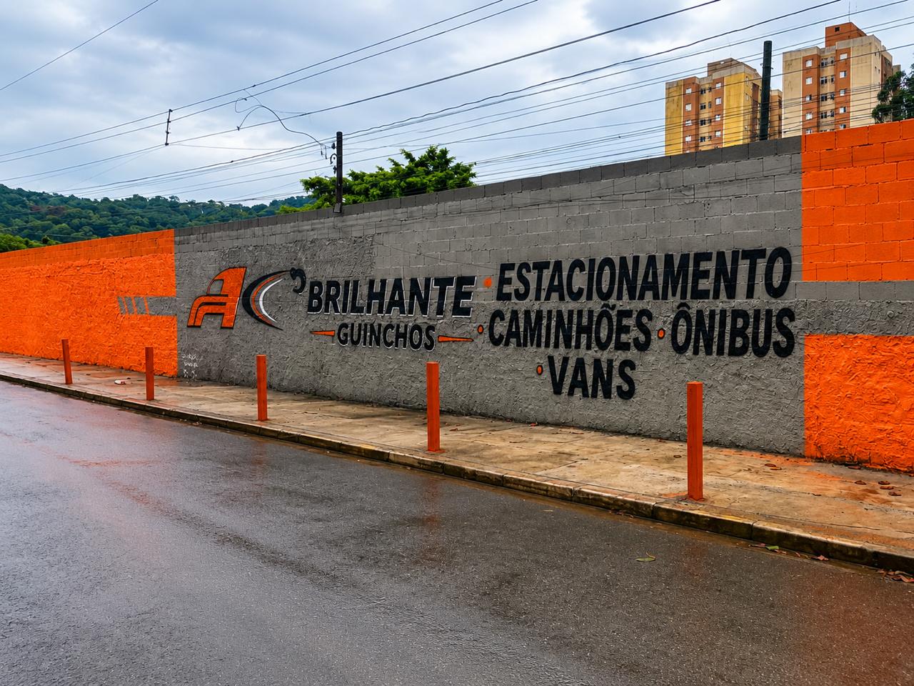 Muro do estacionamento para caminhões, ônibus e vans da Brilhante Guinchos em Osasco