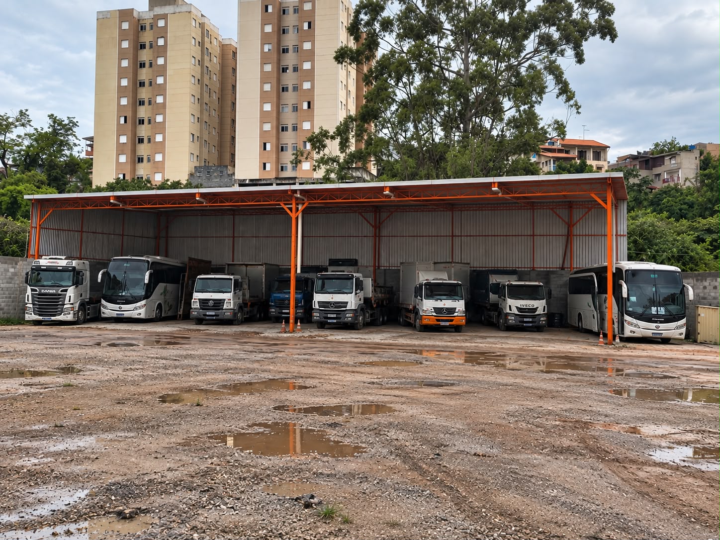 Pátio coberto do estacionamento mensal com caminhões e ônibus estacionados – Brilhante Guinchos, Osasco