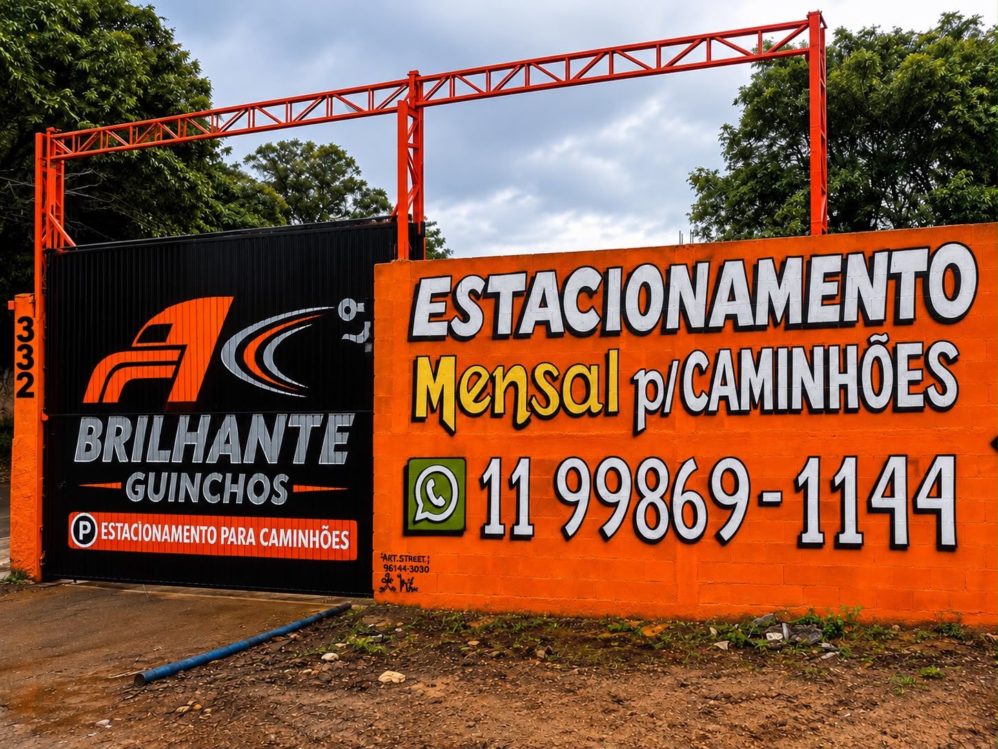 Portão do estacionamento mensal para caminhões da Brilhante Guinchos, Alameda Roraima 332, Osasco